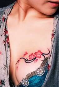 diezgan seksīgs krūšu plūmju tetovējums