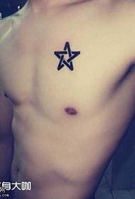Patrón de tatuaxe en estrela de peito