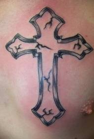 patrón de tatuaje de cruz de piedra en el pecho