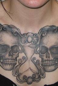 vrouw vol dappere zwart grijze schedel tattoo foto