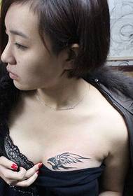 Tatuaggio d'aquila totem di tendenza al torace femminile