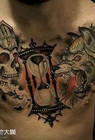 bröst skalle timglas varg tatuering mönster
