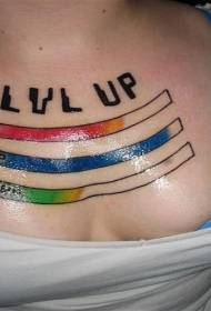 värikäs raidallinen kirje tatuointi rinnassa
