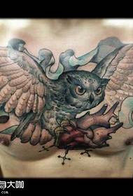 wzór tatuażu serca sowa w klatce piersiowej