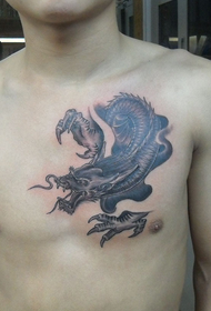 पुरुष छाती व्यक्तित्व ड्रैगन टैटू