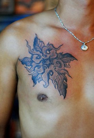 tatuaxe de moda no peito do home