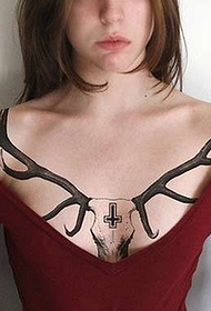 kvindelig bryst antilopskalle tatovering