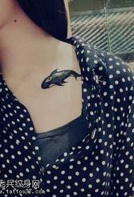 ရင်ဘတ်ဝေလငါး tattoo ပုံစံ