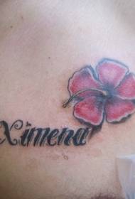 søde lyserøde blomster med bogstaver tatoveringsmønster