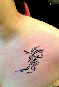 Froulju hâlde fan foto's fan tatoeëringfoto's fan boarst totem