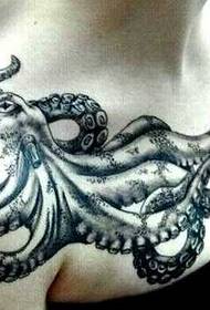 krūšu kurvja maza astoņkāja tetovējuma raksts