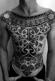 rinnassa ja vatsassa massiivinen heimojen totemien koristeellinen tatuointikuvio