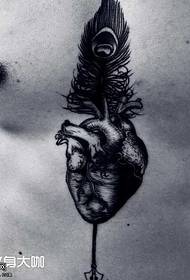 model de tatuaj cu pene de inimă piept