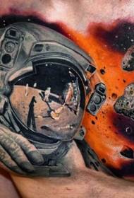 tatuaggio realista di l'astronauta di u pettu in u Pattern di a luna