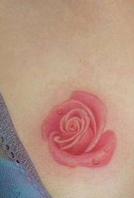 セクシーな胸のピンクのバラの花の入れ墨