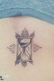 груди пісочний годинник татуювання візерунок