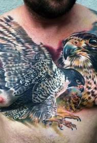 prsa obojena osjetljivim i lijepim uzorkom tetovaže orlova