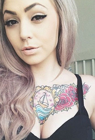 tatuaxe de flores de vela no peito