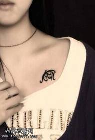 petto bello sexy fiore tatuaggio di vigna