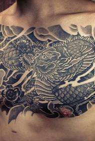 сундук, полный черно-белых изображений татуировок злых драконов