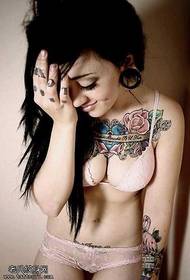krūtinės spalvos moters tatuiruotės modelis