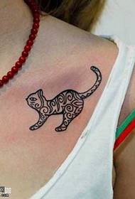 छाती मांजरी टॅटू नमुना