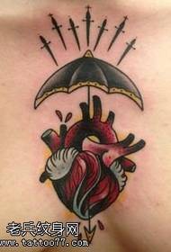 Mellkasi szív esernyő tetoválás minta