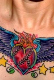 forma de corazón no peito e patrón de tatuaxe de ás pentagonais