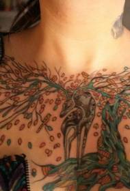 Kolorowy wzór tatuażu na klatce piersiowej jelenia i drzewa