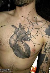krūtinės širdies tatuiruotės modelis