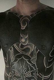 glamour férfi mellkasi totem tetoválás minta lógott sült napokon