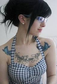 mooie vrouw met breasted bird en Engels woord tattoo foto
