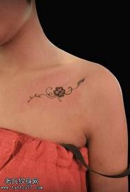 Padrão de tatuagem de videira de flor no peito