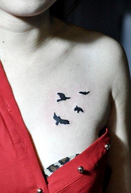 mujer pecho hermoso pequeño tótem pájaro tatuaje foto