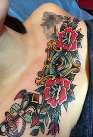 gadis gambar tato totem yang mempesona