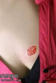 bryst Sexet røde læber tatoveringsmønster