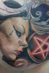 portret kobiety w nowoczesnym stylu na piersi i pięcioramienny wzór tatuażu gwiazdy