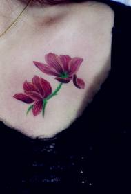 női mellkasi virág tetoválás