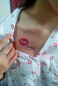 ženska prsa crvene usne tetovaža engleskog slova