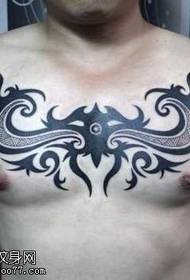 Bel modello di tatuaggio totem atmosferico sul petto