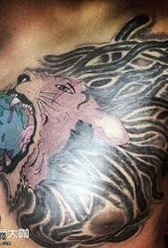 hrudný lev uhryzne vzor tetovania zeme