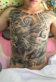 peito de homes de personalidade cuberto de patróns alternativos de tatuaxe