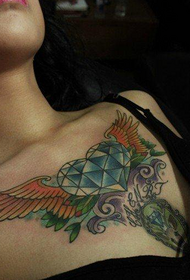 Damesborst prachtig geliefd tattoo met diamanten vleugels