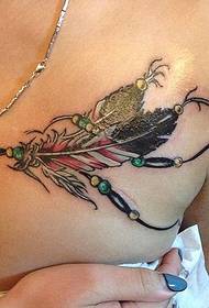 dziewczyna w klatce piersiowej piękny wzór tatuażu z piór malowane