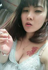 красота гърдите секси модел феникс татуировка