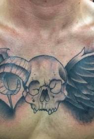 mellkasi koponya kürttel és különböző szárnyakkal tetoválás mintával