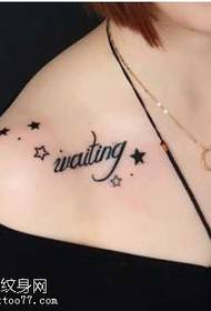 Patrón de tatuaje de estrelas frescas no peito