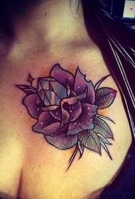 piger smukke lilla blomst tatovering billede på brystet
