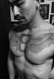 en meningsfuld totem-tatovering på brystet