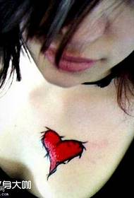 Patrón de tatuaje de amor en el pecho